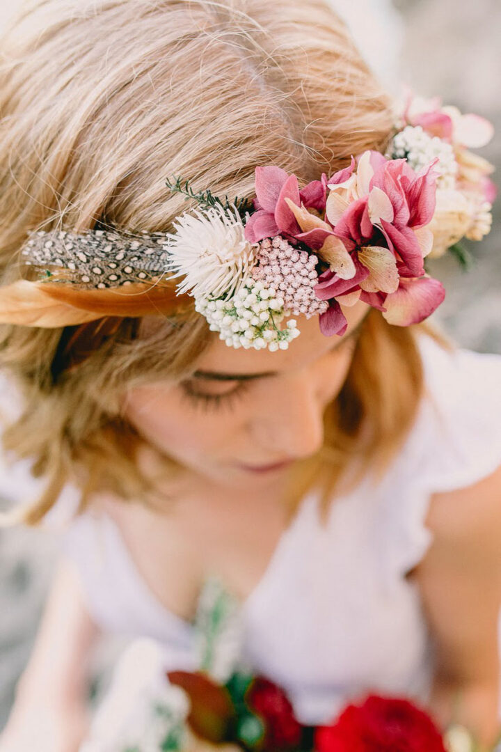 Corona de flores frescas para novia