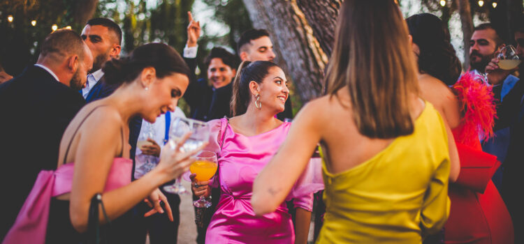 Cómo convertirte en la invitada más memorable en una boda (sin robar protagonismo)