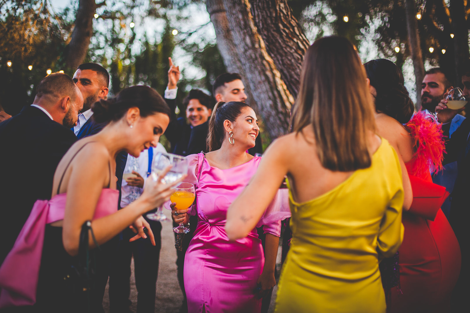 Cómo convertirte en la invitada más memorable en una boda (sin robar protagonismo)