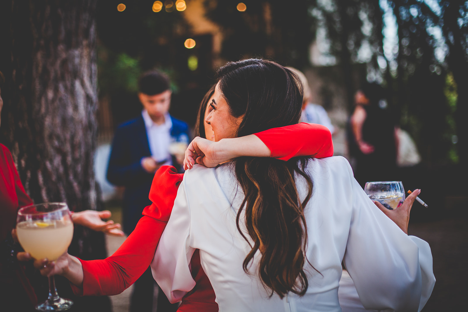 Cómo convertirte en la invitada más memorable en una boda (sin robar protagonismo)