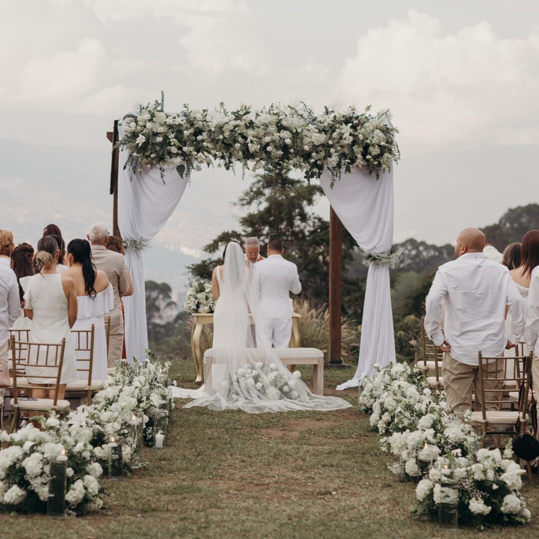 Decoración floral pasillo ceremonia