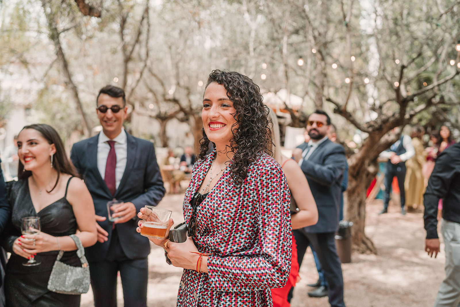 Cómo convertirte en la invitada más memorable en una boda (sin robar protagonismo)