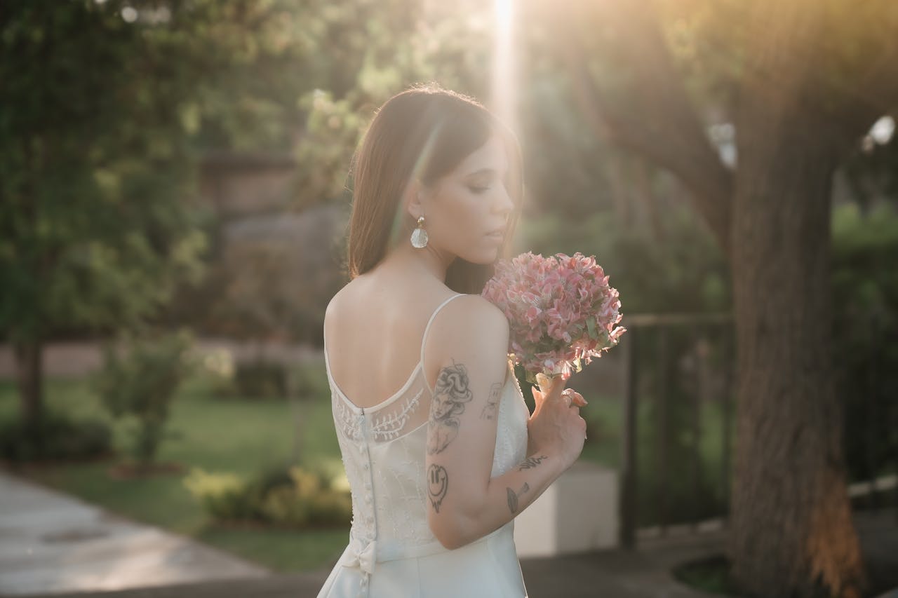 Novias tatuadas, ¿cómo lucir los tatuajes en la boda?