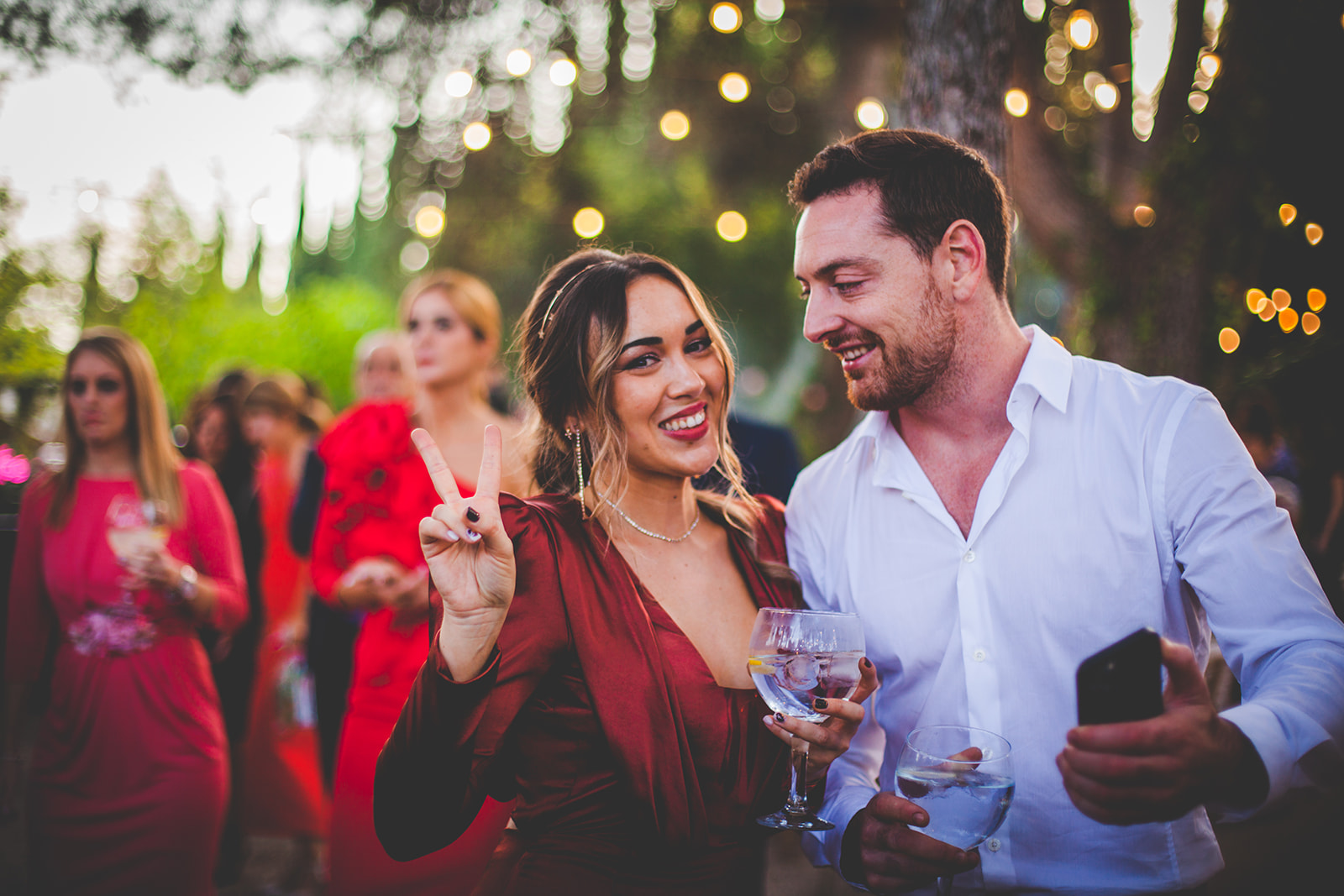 Cómo convertirte en la invitada más memorable en una boda (sin robar protagonismo)