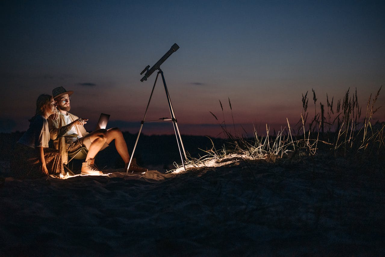 Pareja mirando las estrellas